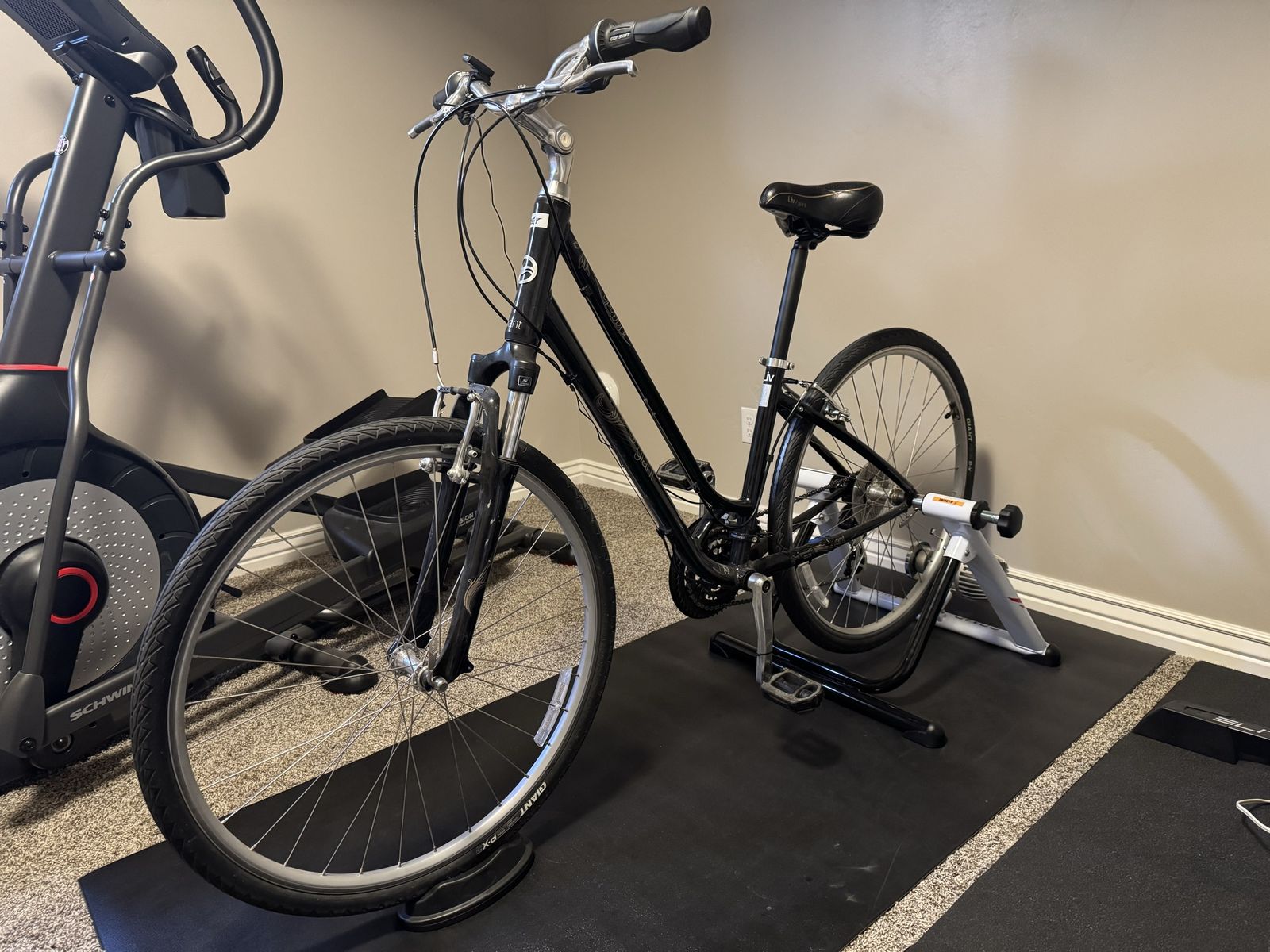 Giant Cypress DX Women’s hybrid bicycle