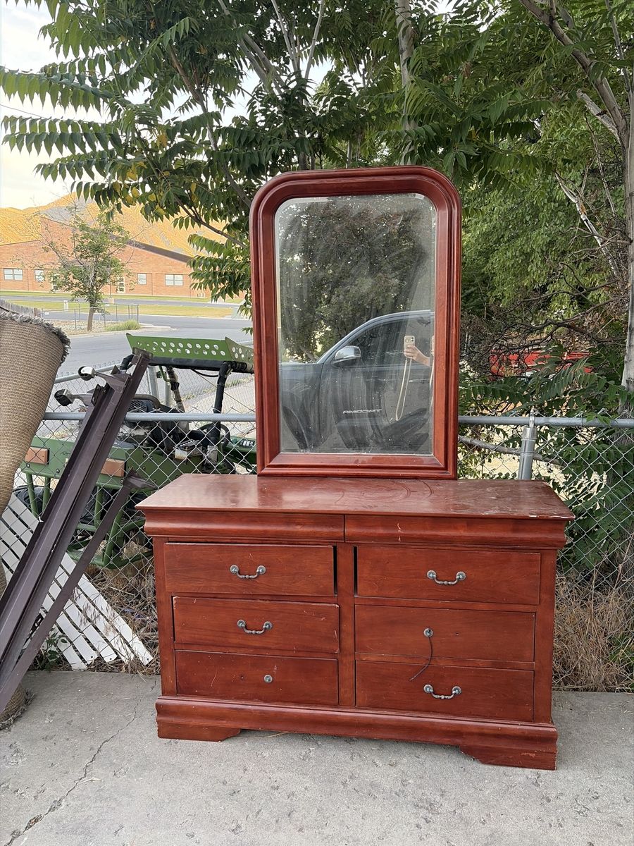 Classic Cherry Wood Dresser with Arched Mirror - 6 Drawers, Traditional Style
