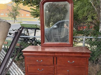 Classic Cherry Wood Dresser with Arched Mirror - 6 Drawers, Traditional Style