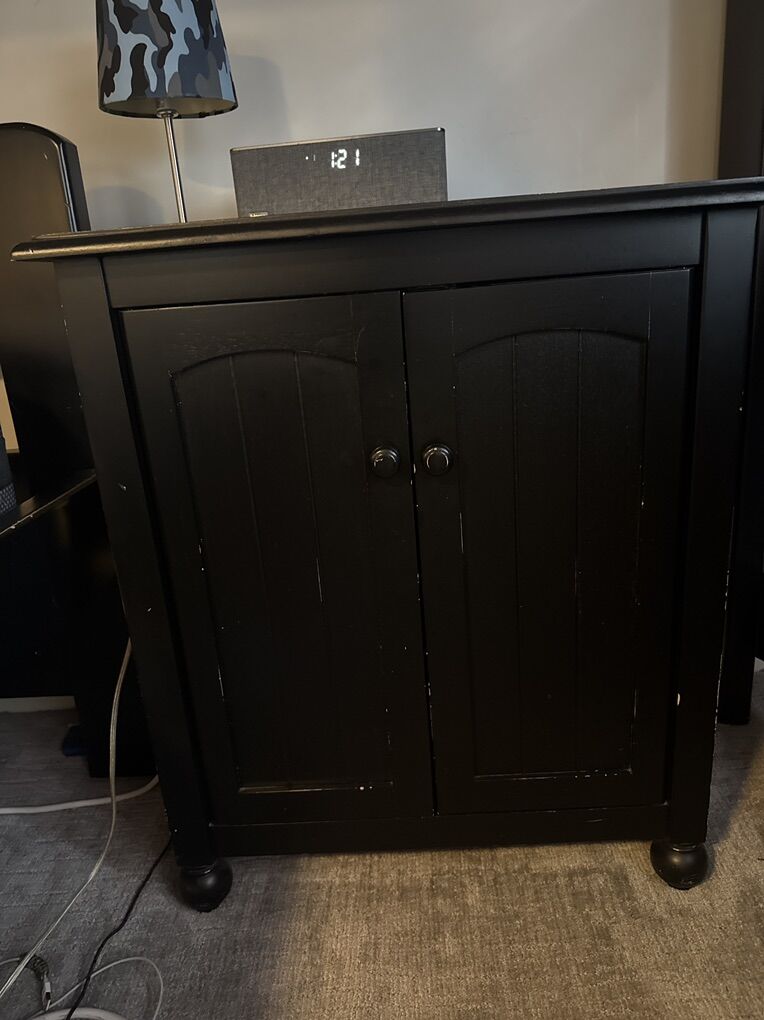 Side Table/ Nigjtstsnd