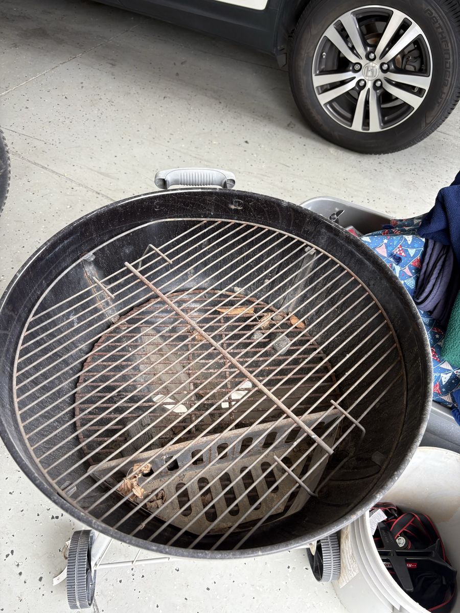 Charcoal barbecue 