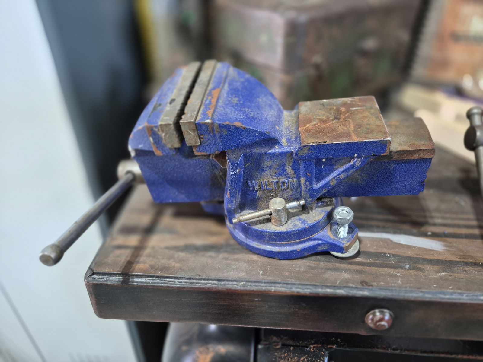 Bench vise
