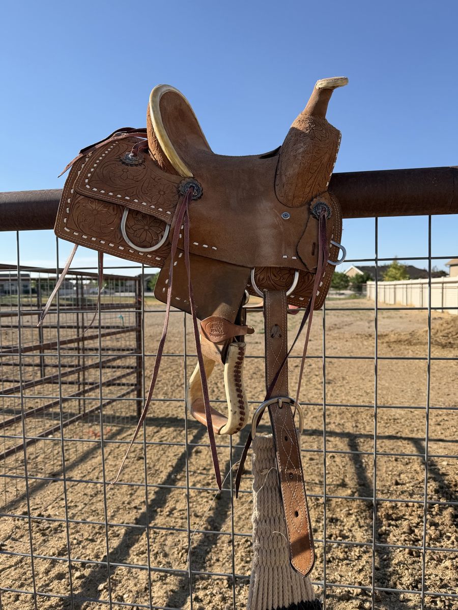 kids all around saddle size 10