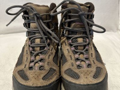 Vasque women’s size 7W beige/gray mesh and Leather goretex mid hiking boots