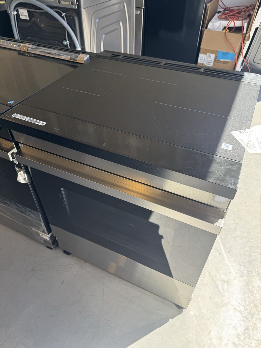 New scratch and dent Samsung - 30 in. Wide 4 Burner Bespoke 6.3 Cu. Ft. Slide-In Electric Induction Range with Ambient Edge Ligh