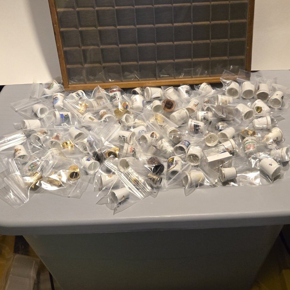 84 Thimbles and 100-slot wood Display standy