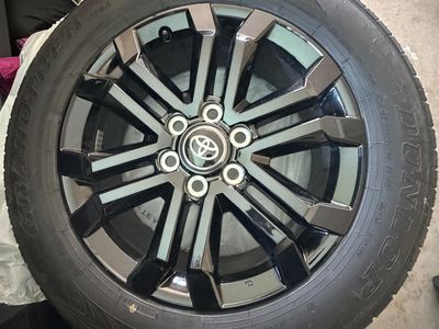 2026 TOYOTA 4RUNNER BLACK 20” OEM WHEELS WITH DUNLOP GRANDTREK TIRES.