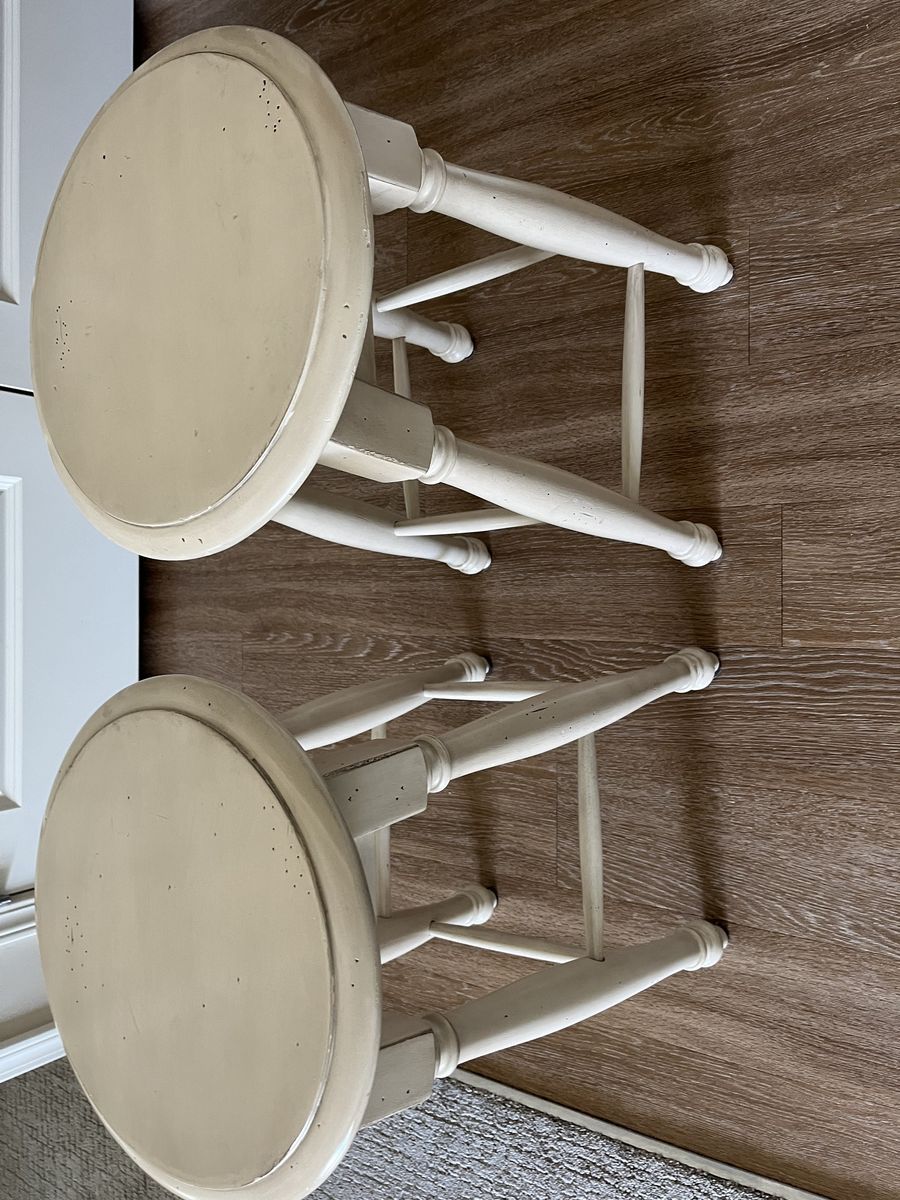 ** 2 KITCHEN BAR STOOLS **
