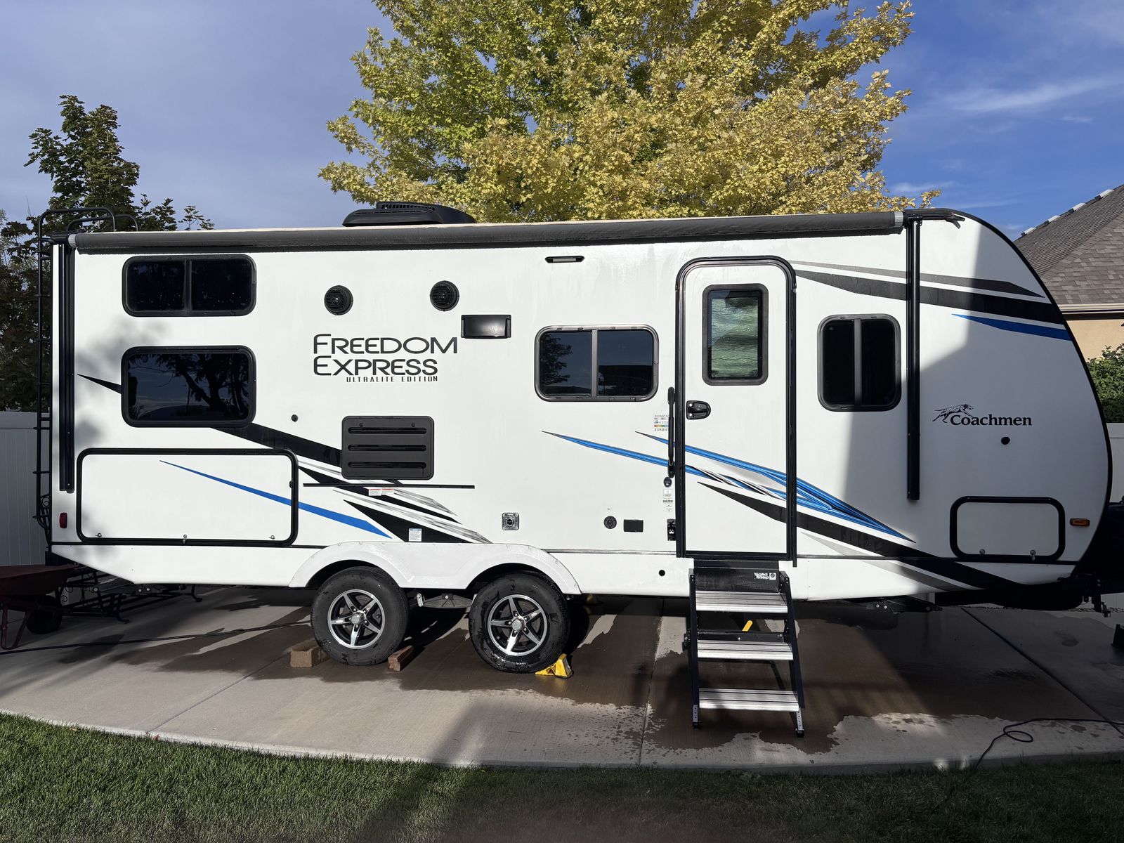 2022 Coachmen Freedom Express Ultra Lite w/ Slide Out (238BHS)
