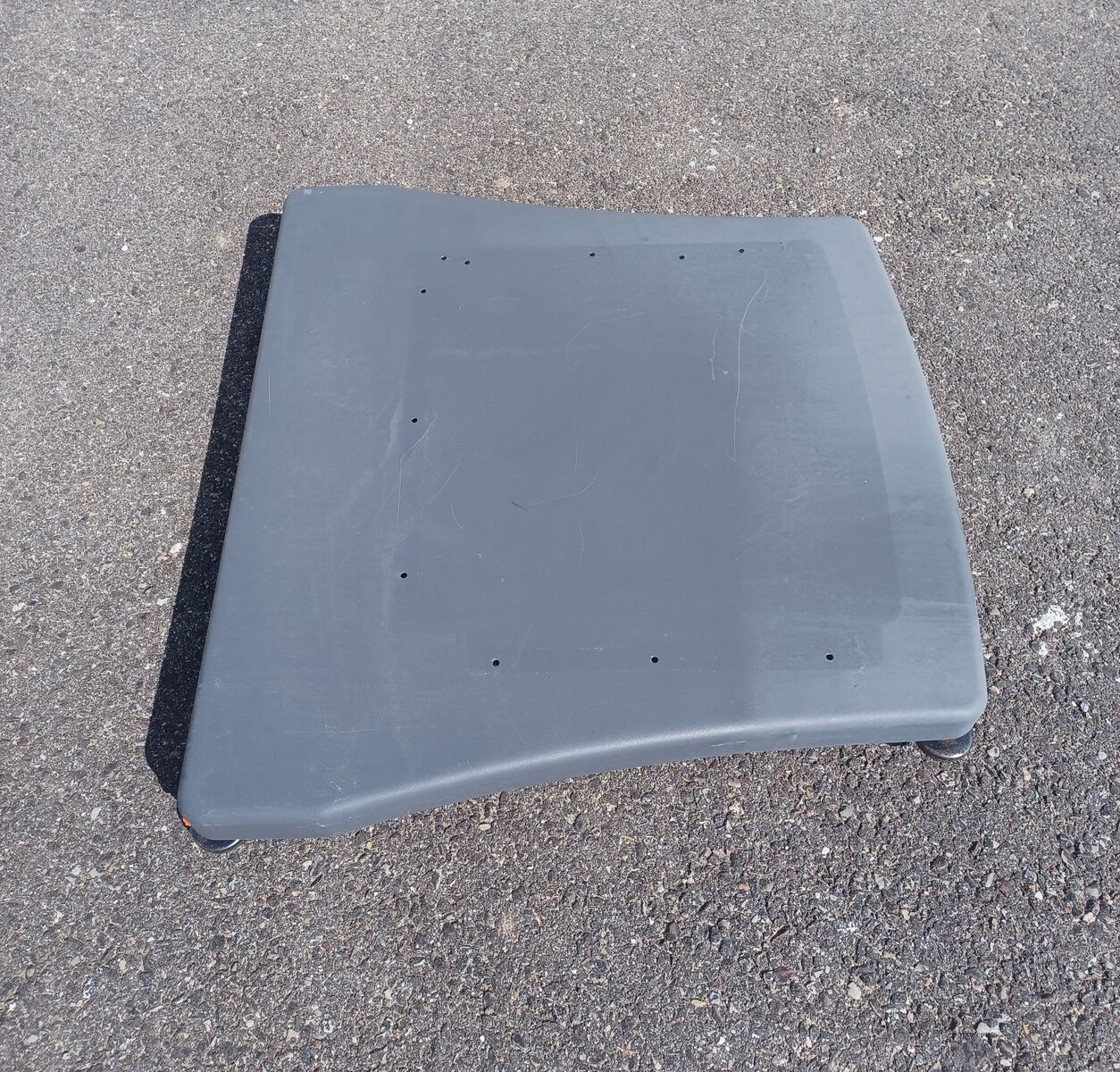 Heavy-duty Metal Platform on Wheels with Stabilizers