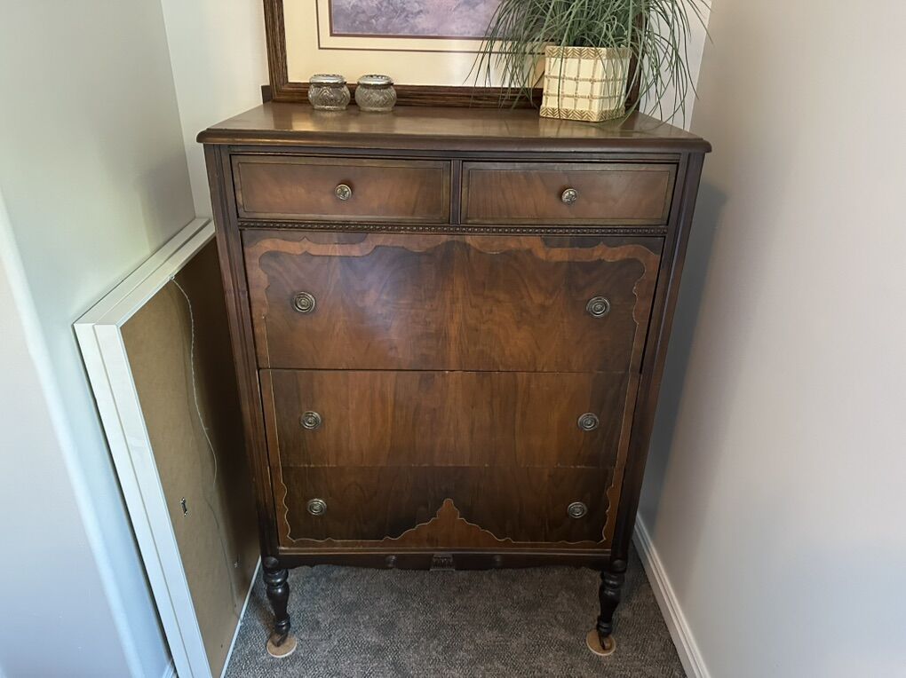 Queen Bedroom Set With Dark Wood Inlay.