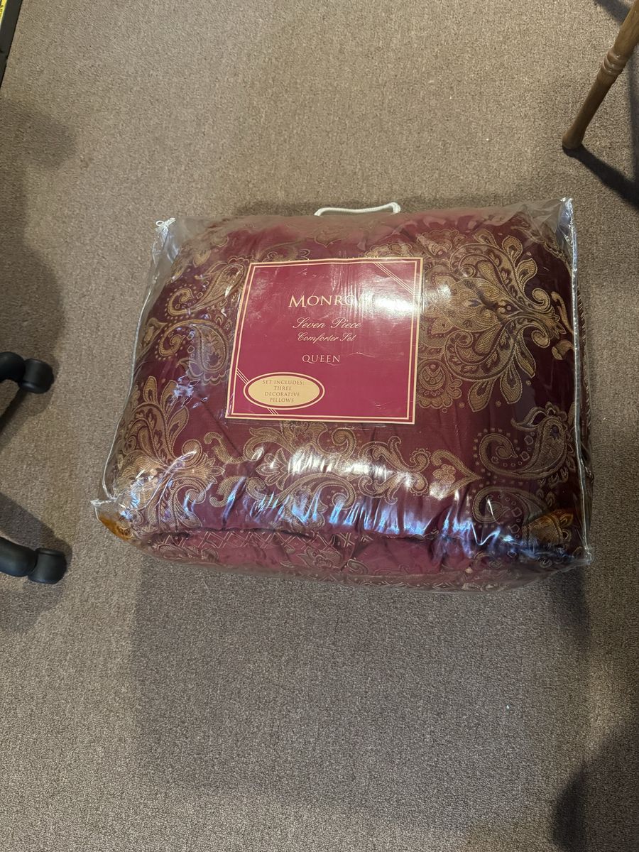 Monroe 7-Piece Queen Comforter Set Red Gold Paisley Brand New in Bag