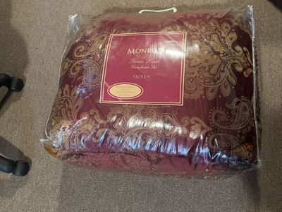 Monroe 7-Piece Queen Comforter Set Red Gold Paisley Brand New in Bag