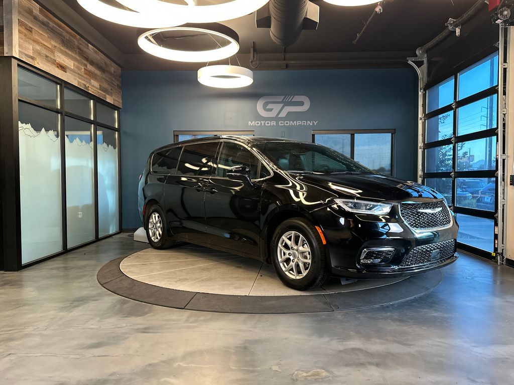 2025 Chrysler Pacifica Select
