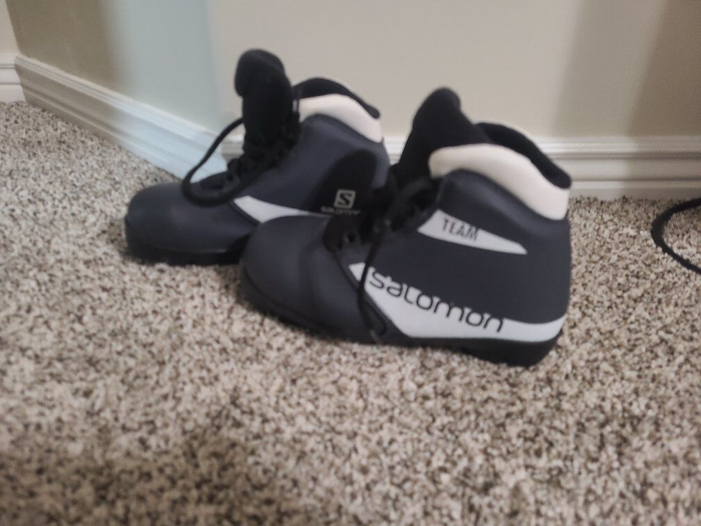 like new youth cross country ski boots kids 1.5