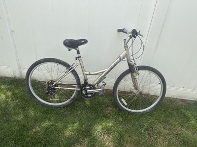Diamondback wildwood woman’s mountain bike