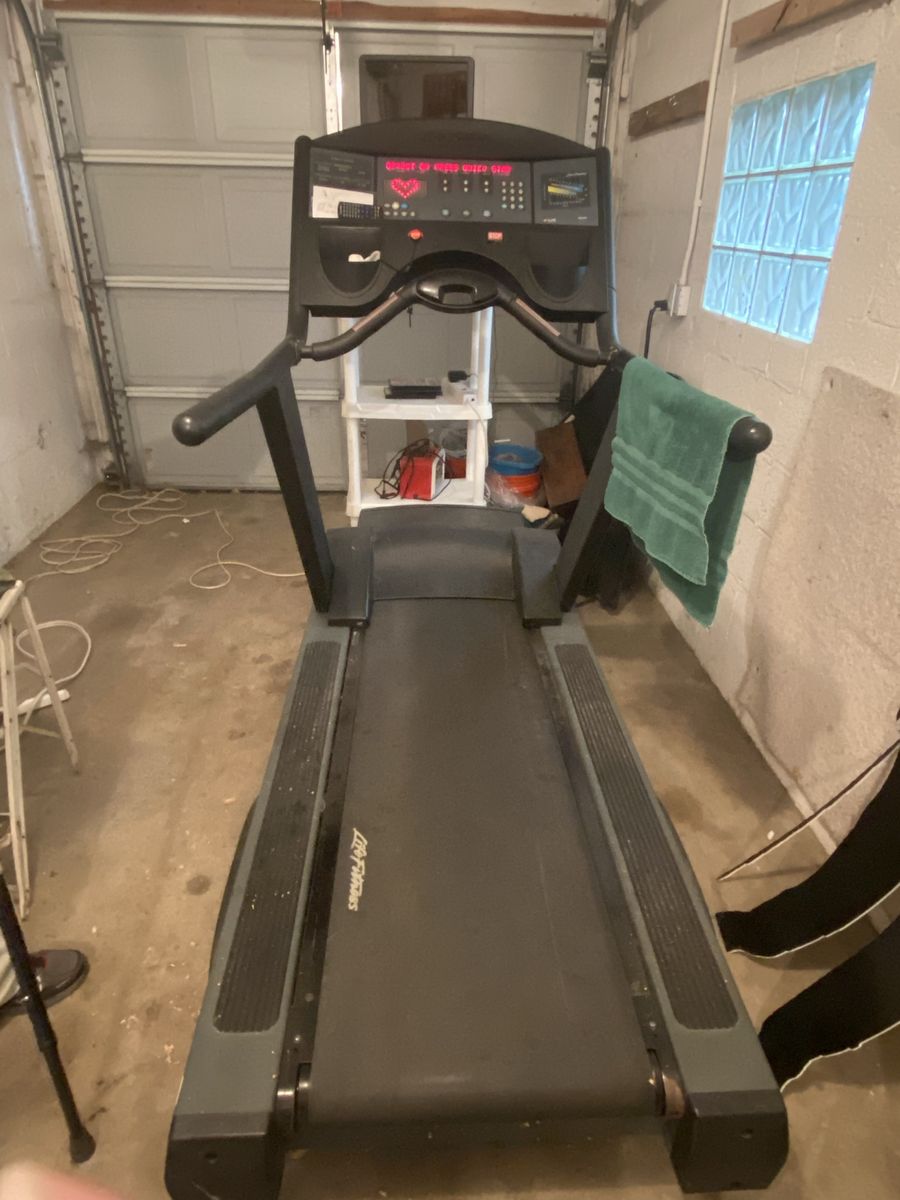 Life Fitness 9500HR Next Generation Commercial Treadmill - Used Good Condition