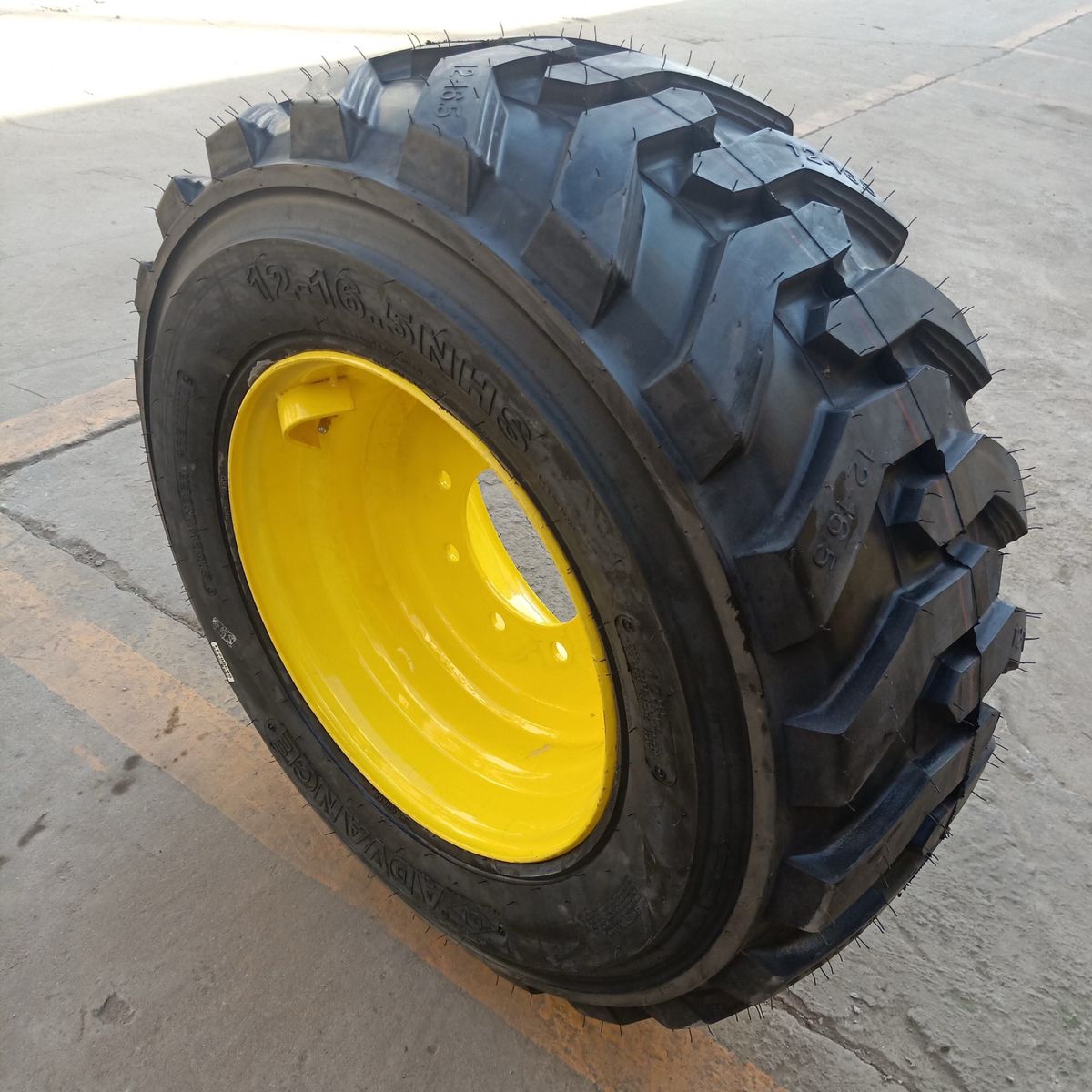 9.75" x 16.5" 8 Bolt Front Rim WITH TIRE fits Case 585 119243A1 fits Rims, Wheels, Tires