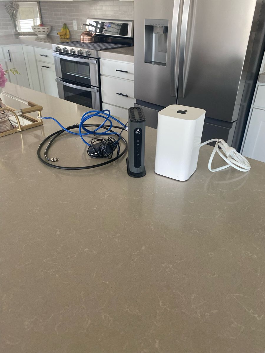 High-Speed Internet Kit: Motorola MB7220 Modem & Apple AirPort Extreme