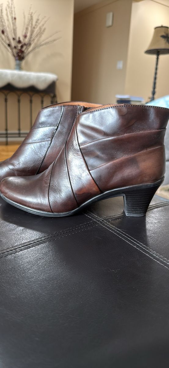 Women's Brown Leather Ankle Boots Size 7.5. Side Zipper