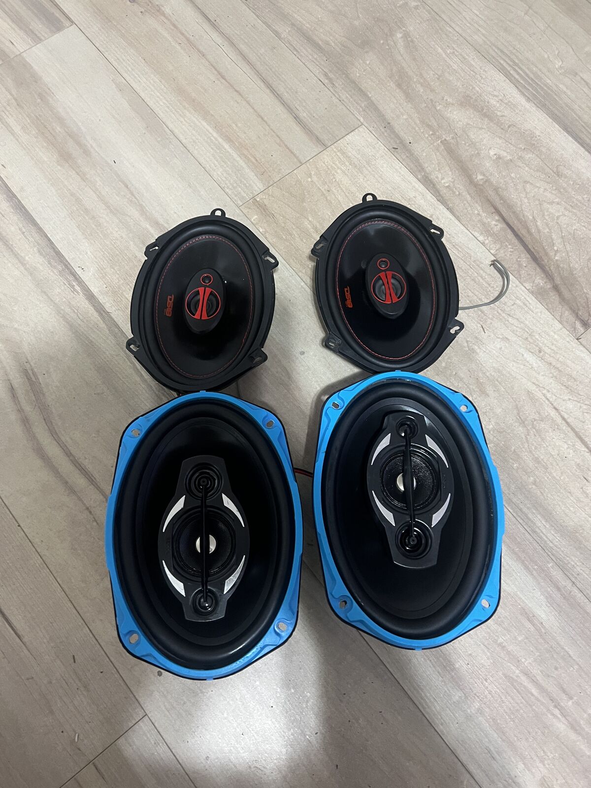 4 speakers 2 recoil 6x9” and 2 DS18 5x7””