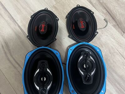 4 speakers 2 recoil 6x9” and 2 DS18 5x7””