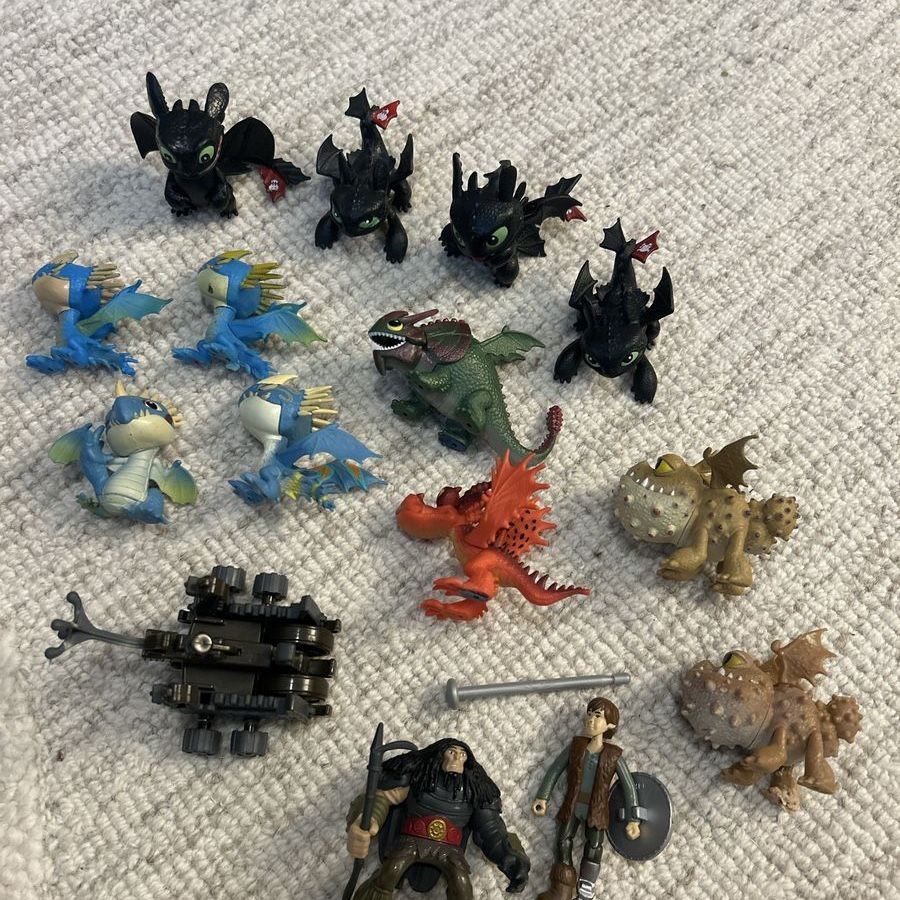 16 DreamWorks How to Train Your Dragon Figures Lot - Toothless, Hiccup and others.