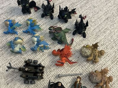 16 DreamWorks How to Train Your Dragon Figures Lot - Toothless, Hiccup and others.