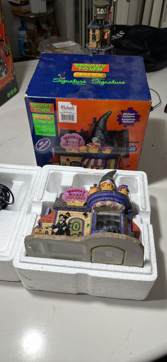 Lemax Spooky Town Signature Collection Wanda's Wicked Cupcakes with Box