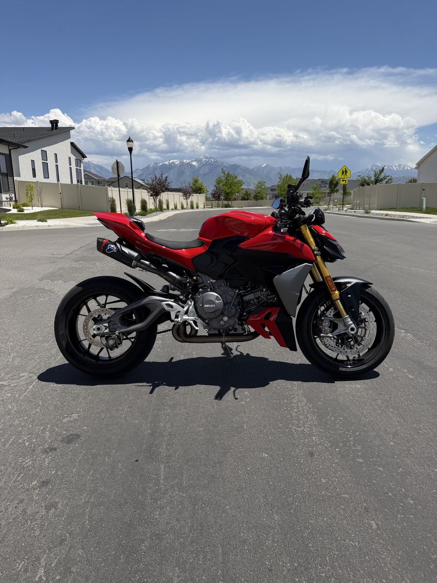 2025 Ducati Streetfighter V2S Motorcycle, Sport Bike with Race Exhaust
