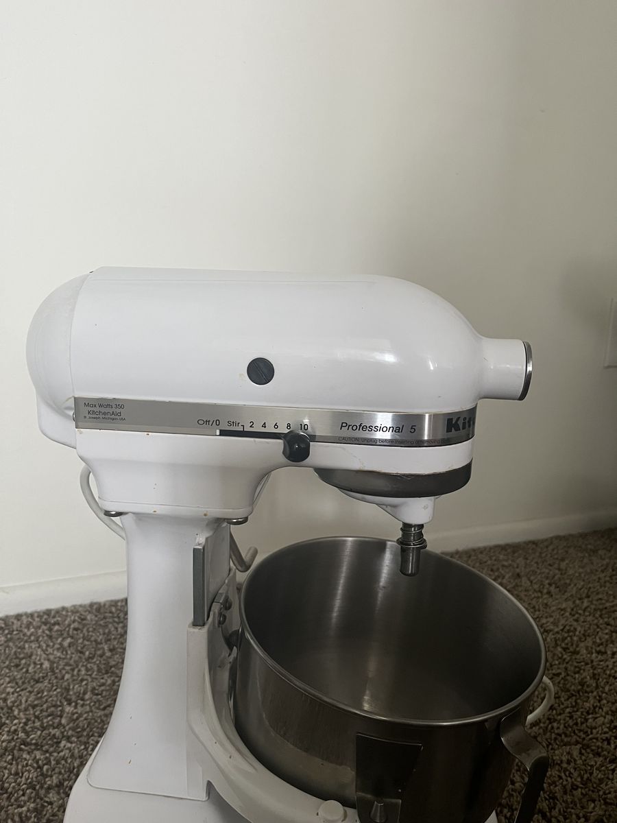 LIKE NEW Kitchen Aid PROFESSIONAL 5 qt Stand Mixer