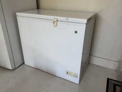 GE 7.0 Cu. Ft. Chest Freezer FCM7DUBWW White - Manual Defrost, In Excellent Working Order
