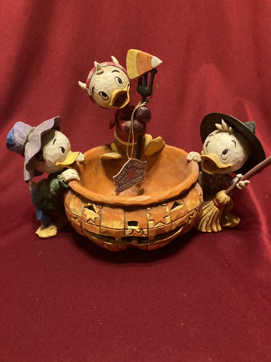 Disney Showcase Collection Halloween Playing Tricks & Sharing Treats Like New By Jim Shore 