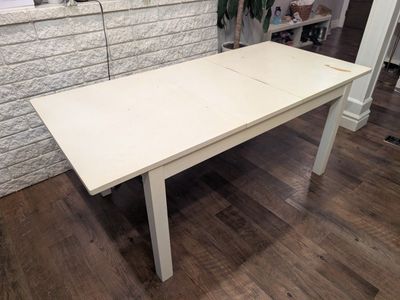 free. kitchen table with 2 leafs