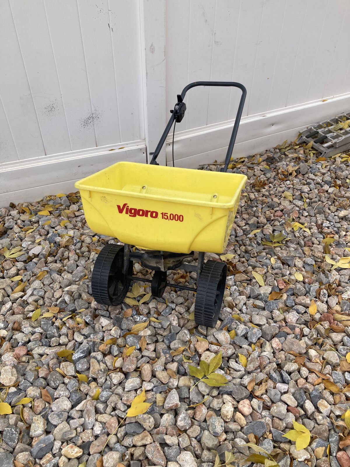 SPREADER Ice Melt/Seed/Fertilizer  by Vigoro - Heavy Duty -