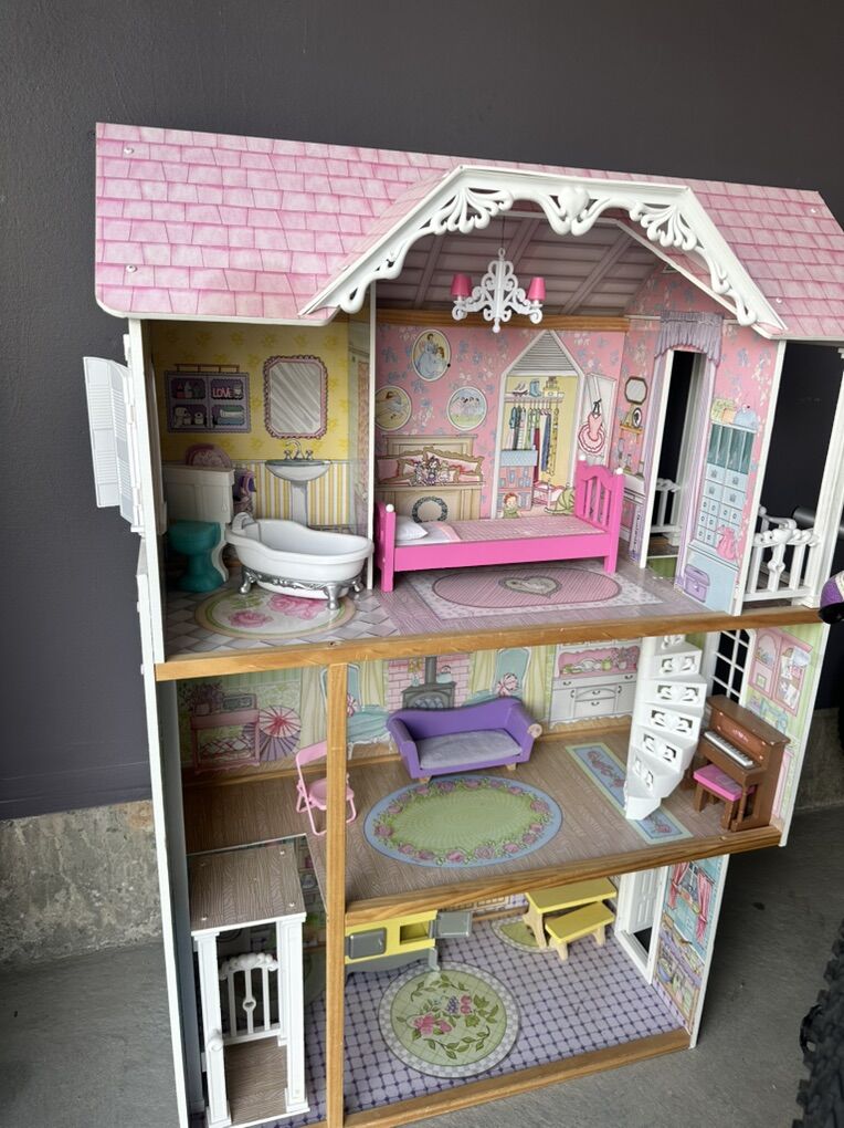 Dollhouse & Furniture