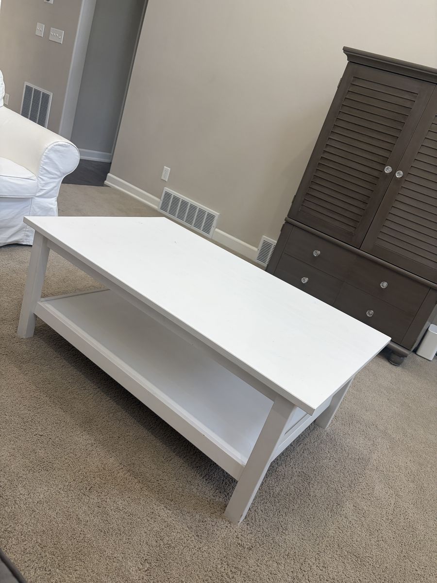 White Wood Coffee Table in Excellent Condition