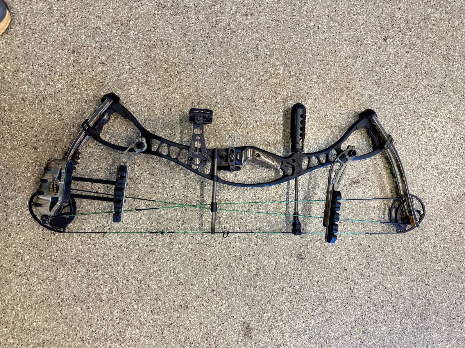 Hoyt AlphaMax 32 Compound Bow - Camo Finish, Right Handed, Good Condition