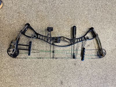 Hoyt AlphaMax 32 Compound Bow - Camo Finish, Right Handed, Good Condition