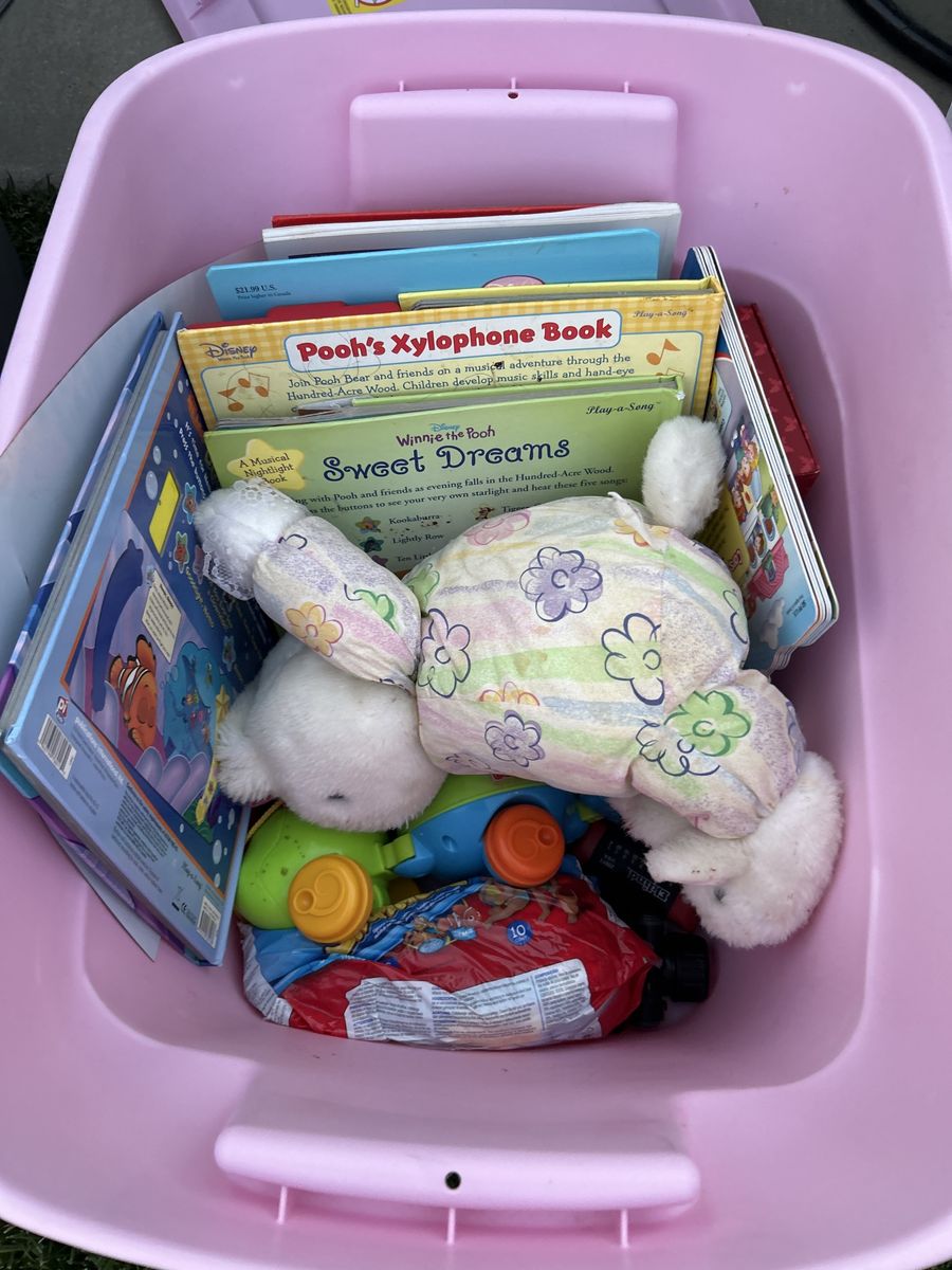 FREE STUFF/ESTATE SALE! MOVING