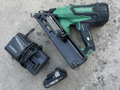 Hitachi 15GA Angled Finish Nailer - Cordless, 3.0Ah Li-Ion Battery, Charger Included