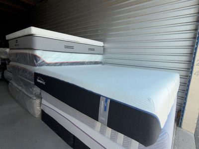 KING TEMPURPEDIC LUXEADAPT (soft) LIKE NEW MATTRESS