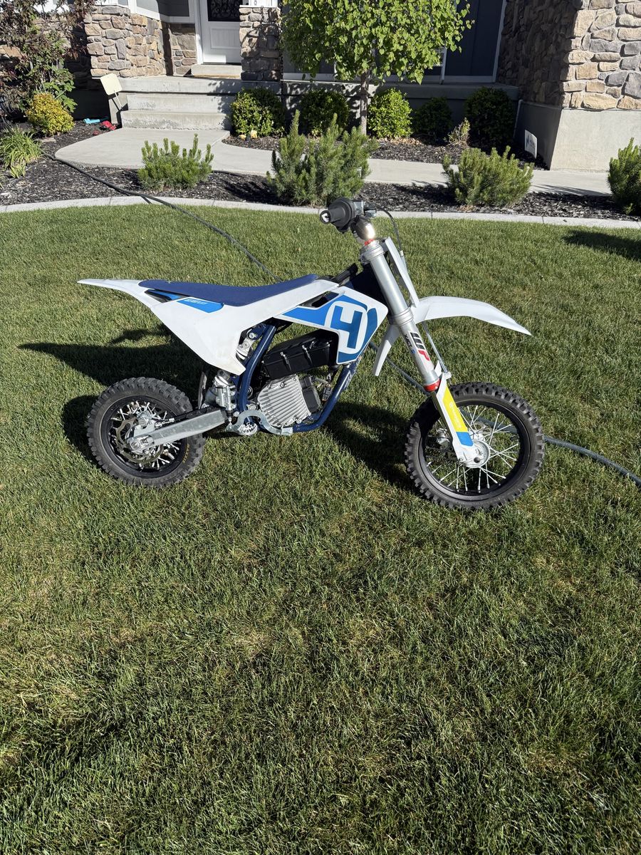 Husqvarna EE 5 Electric Dirt Bike for Kids - White/Blue, Excellent Condition, 50cc OBO