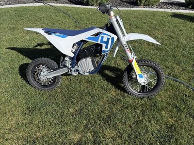 Husqvarna EE 5 Electric Dirt Bike for Kids - White/Blue, Excellent Condition, 50cc OBO