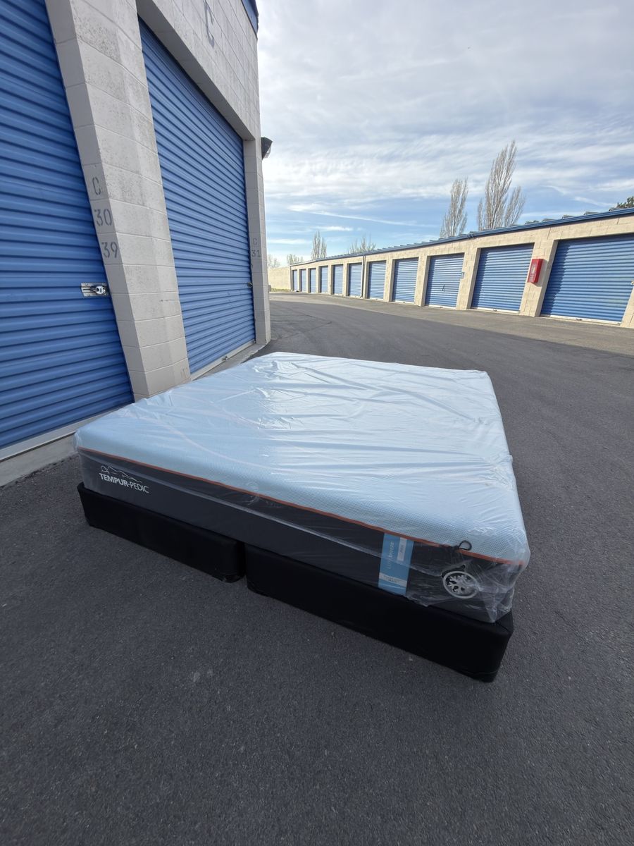 KING ¡NEW! Tempurpedic LuxeBreeze (firm) MATTRESS