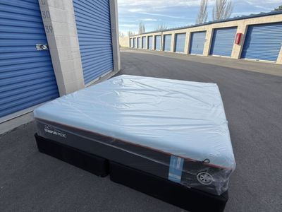 KING ¡NEW! Tempurpedic LuxeBreeze (firm) MATTRESS