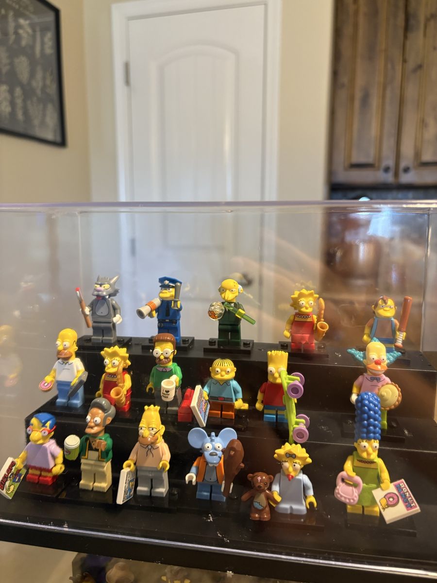 LEGO 71005 The Simpsons Series 1 Minifigures Complete Set of 16 Displayed
