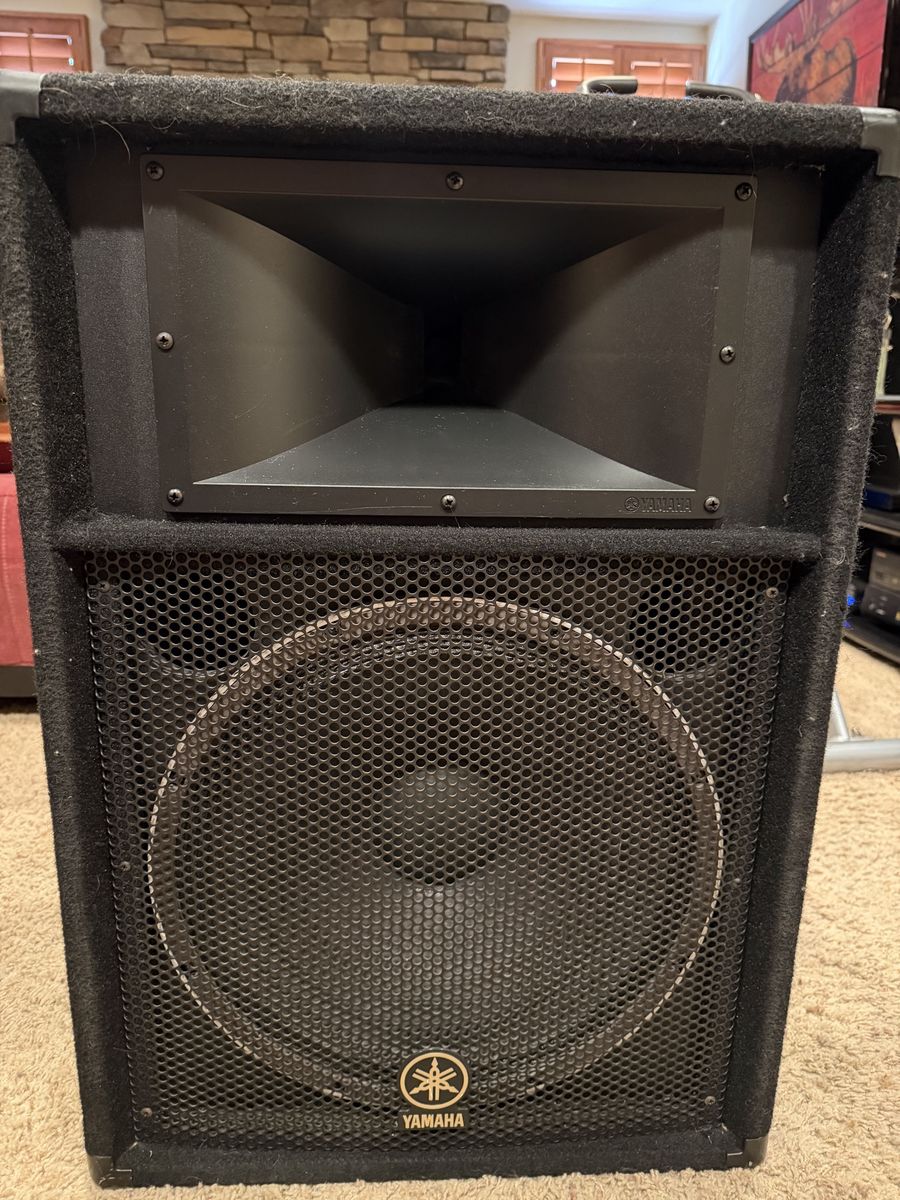 Yamaha S115V Club Series V Passive 15" 2-Way 500W PA Speaker - 8 Ohms