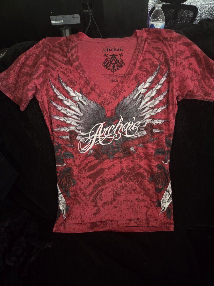 Archaic Graphic V-Neck T-Shirt Red Winged Heart Dagger Print Size L