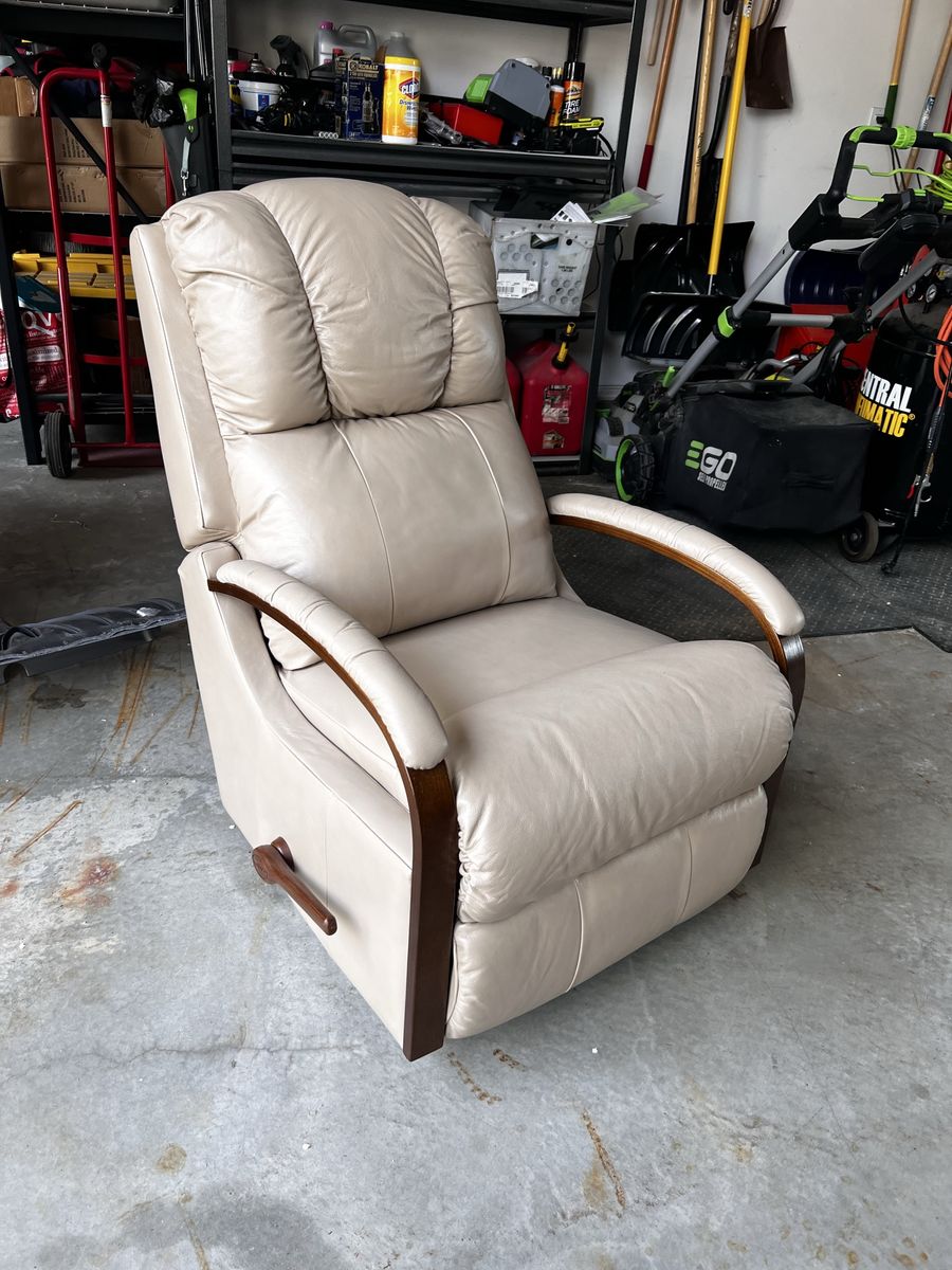 La-Z-Boy Harbor Town Wall Recliner Beige Leather